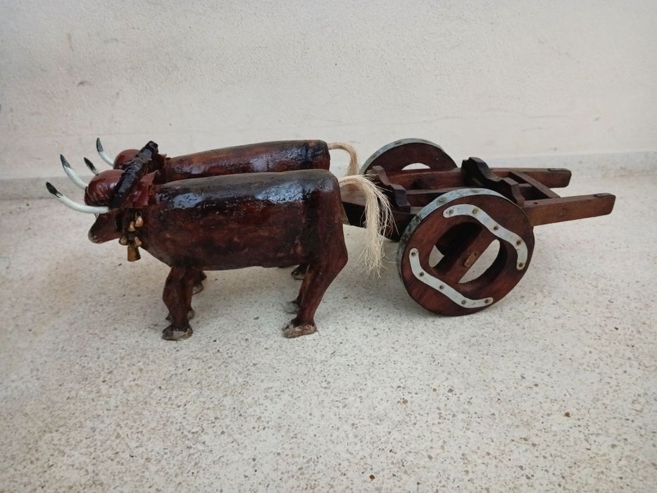 Belíssima peça decorativa c/ 60cm
"Junta de bois com carro" em madeira