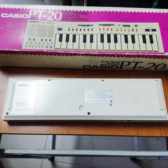 Casio PT-20 Eletronic Musical Instrument vintage a funcionar com caixa manual