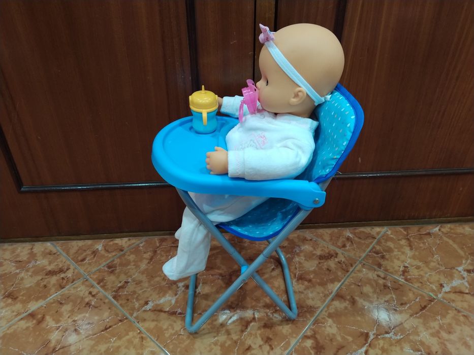 Boneca mais cadeira de refeição casa quarto apartamento vivenda gabine