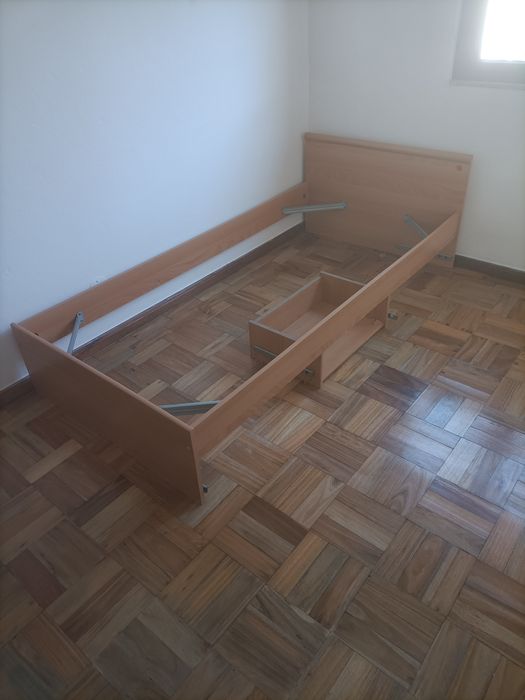 Cama solteiro com colchão.