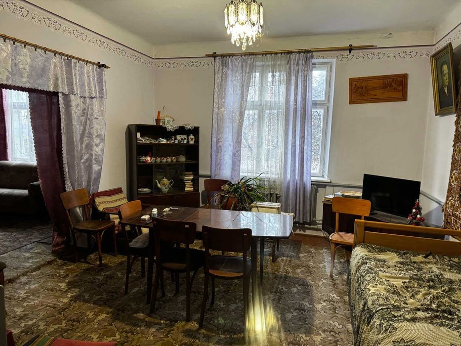 будинок з гаражем та ділянкою