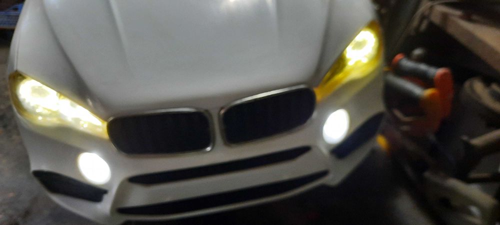 Дитячий електромобіль створений у стилі автомобіля BMW