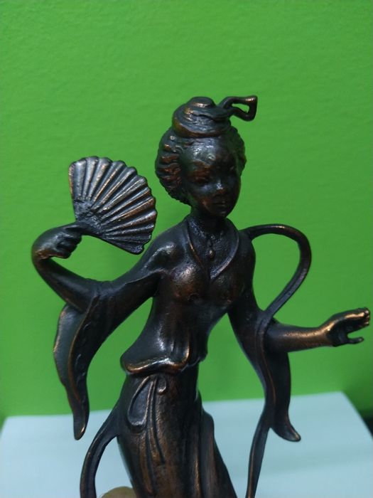 Estatueta antiga em bronze casa quarto apartamento vivenda carro.