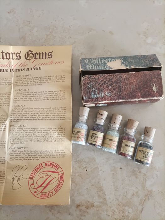 Coleção de pedras semi preciosas em pequenos frascos com certificado