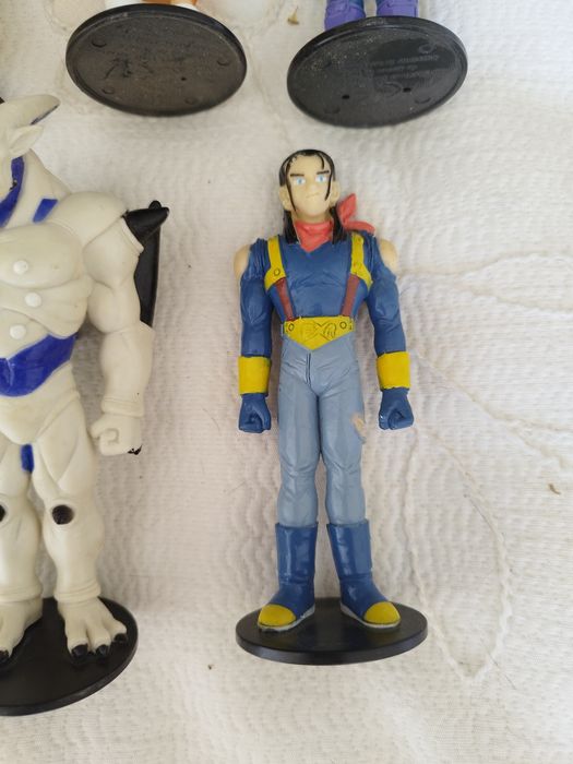 Vários figuras do Dragon Ball Z. Vejam os meus outros anúncios. Vendo