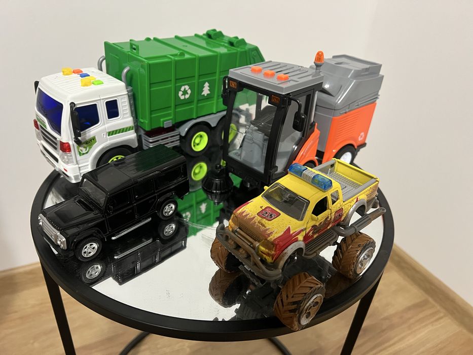 Zamiaratka, śmieciarka i 2 auta