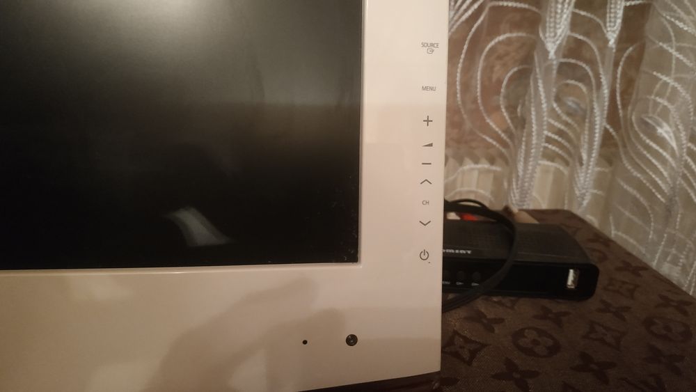 Монитор / телевизор Samsung LE22B451C4 (Венгрия)