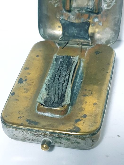 Caixa esterilizador medicinal Arte Nova em latão
