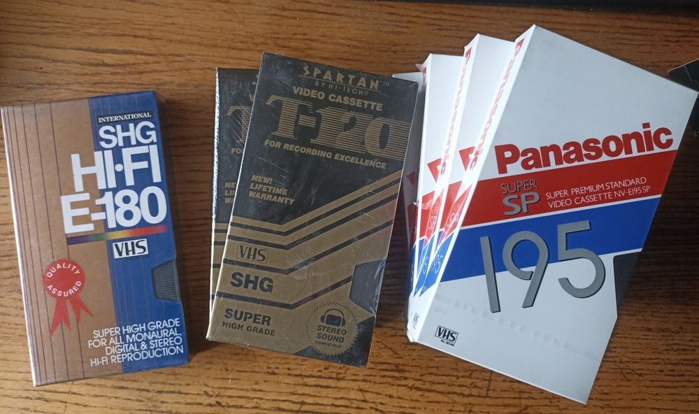 Видеоплеер LG L415 с кассетами.