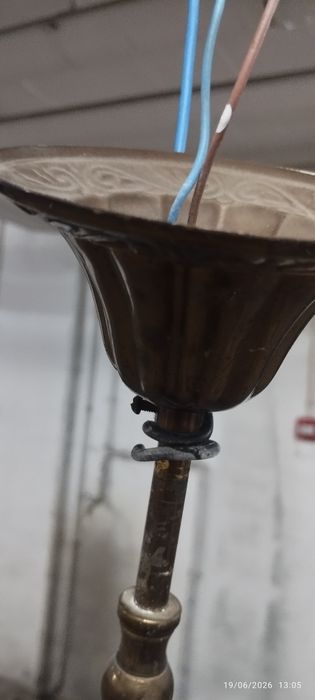 Candeeiro de tecto em latão. Em Loulé.