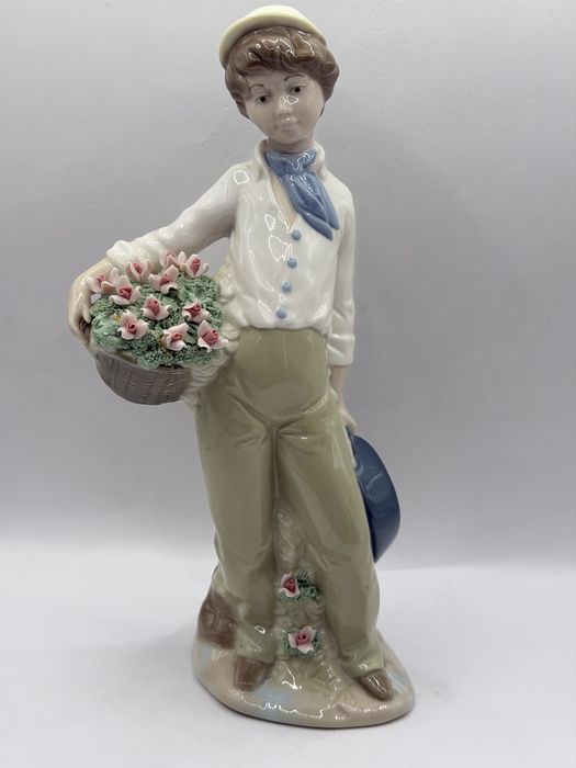 Porcelanowa figurka Chłopca z koszem róż
