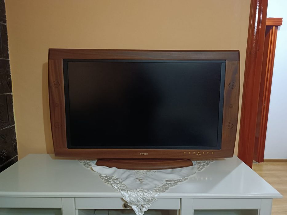 Телевізор SWEDX 40 дюймів у корпусі з натурального дерева. Швеція
