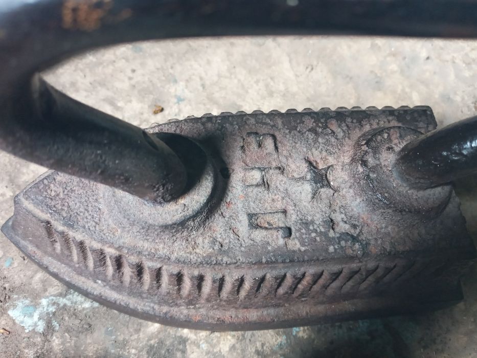 Старые литые утюги.(зил).