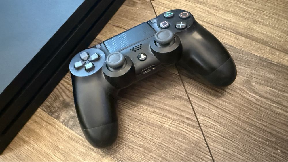 Sony PlayStation 4 Pro PS4 Pro 1TB + pad + God of War