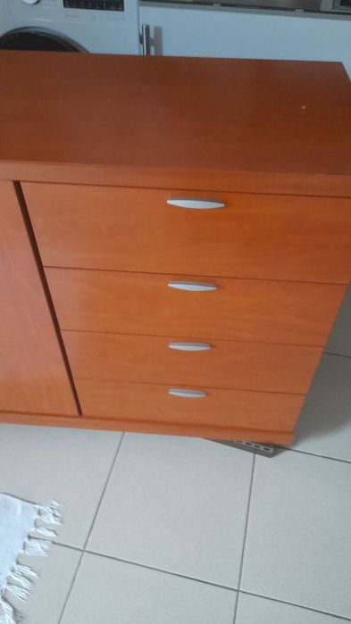 Armário  com  2 portas e 4 gavetas