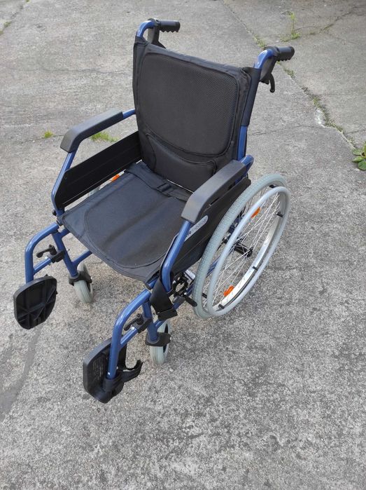 Wózek inwalidzki, składany ArMedical dla seniora sprzedam. Stan jest bardzo dobry, jak nowy..