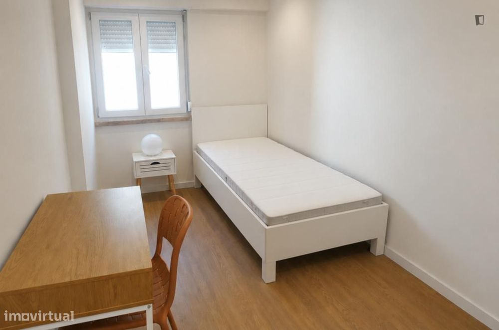 Quarto - localizado em Amadora Lisbon