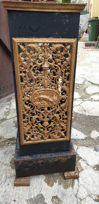 Kominek zabytkowy sygnowany myśliwski