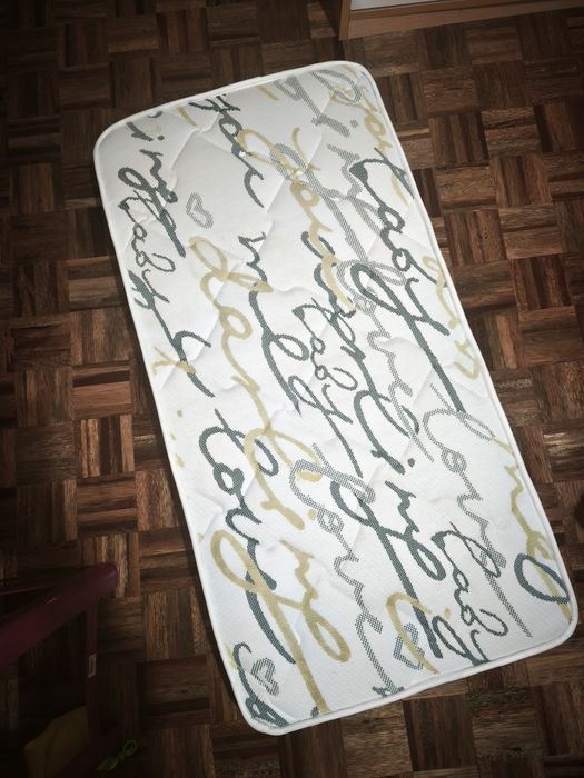 Cama de bebê em madeira com colchão incluído