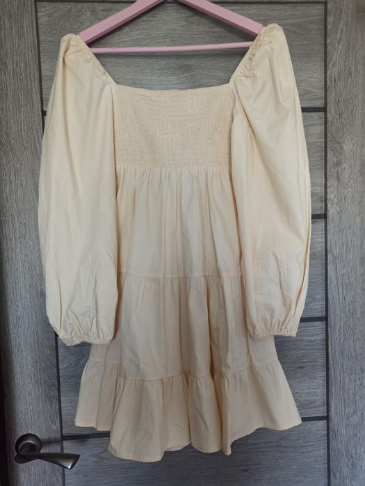 Сукня з резинкою на грудях в бежевому кольорі