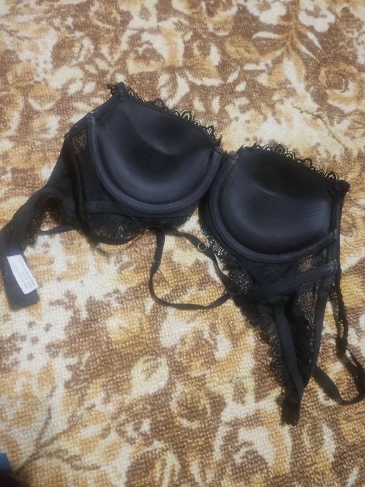 Чёрный лифчик с пушабом