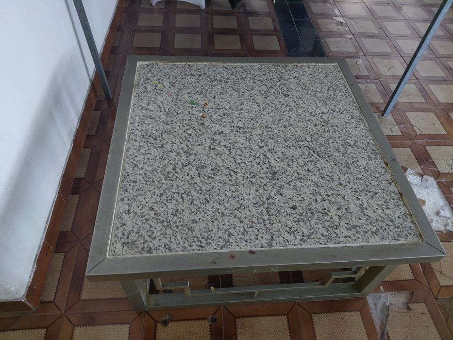 Mesa de apoio em latão e granito