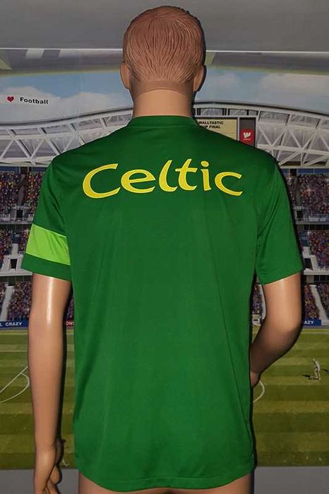 The Celtic F.C. Nike DriFit 2010-11 training shirt/pre-match size: M
