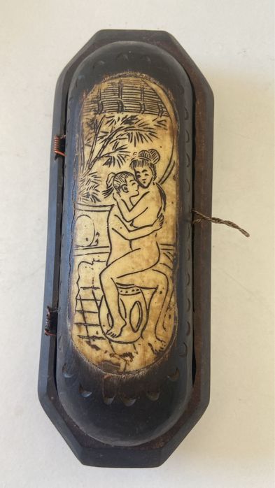 Caixa antiga com ilustração