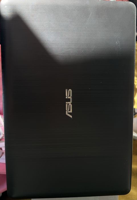 Ноутбук ASUS в дуже хорошому стані, екран 15.6, памʼять 4 ГБ/8 ГБ працює без нарікань, екран без подряпин