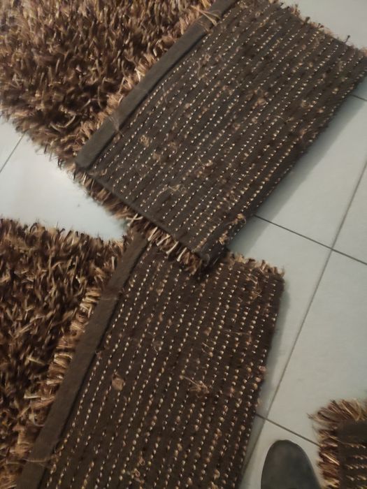 Tapetes quarto castanho com reflexos dourados pouco uso são 3