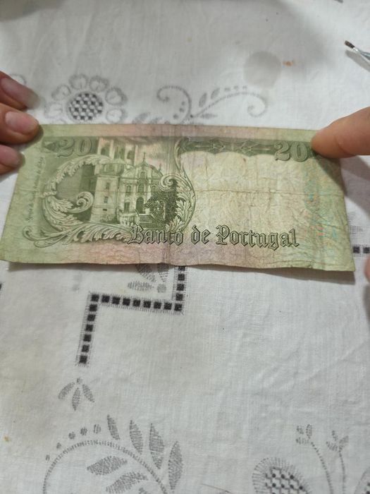 Notas antigas de eacudo e moedas