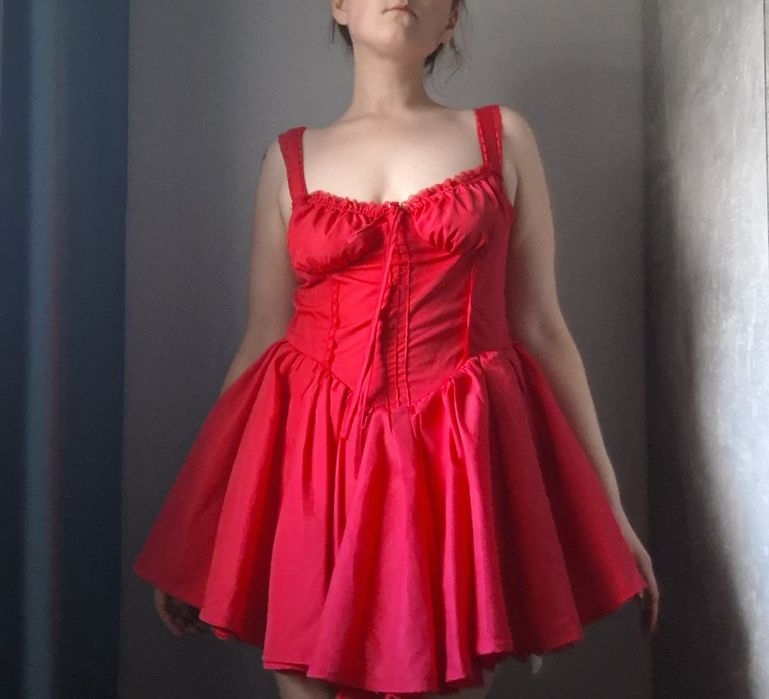 Сукня червона з рюшами