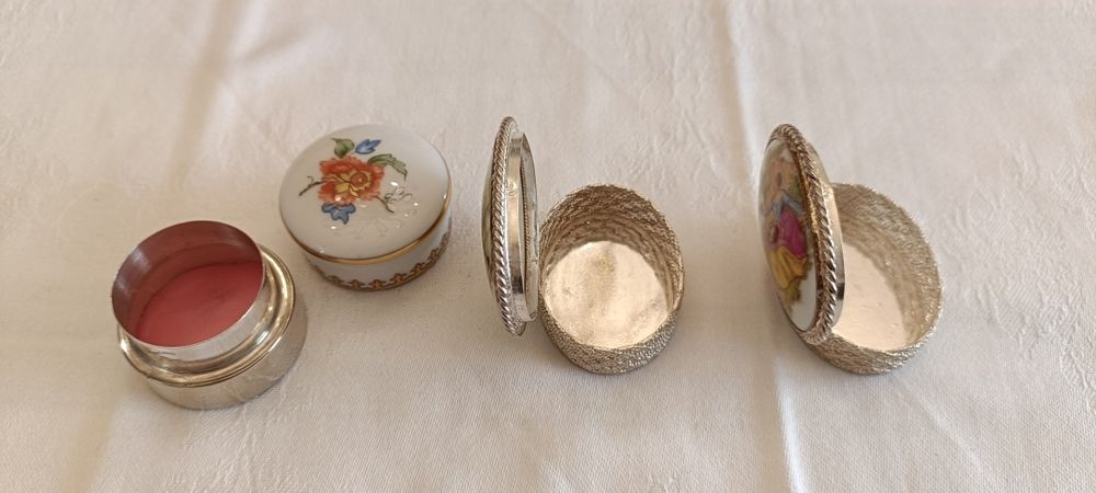 3 caixinhas de comprimidos em prata e limoge