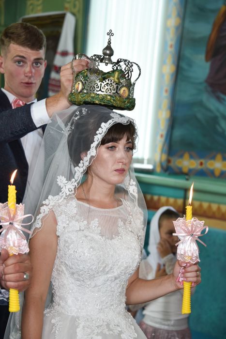 Весільна сукня дуже красива та зручна. Блистить на яву.