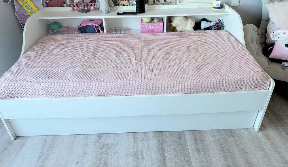 Cama branca com gaveta