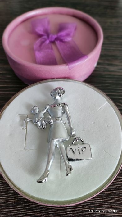 Брошь вип мама бижутерия