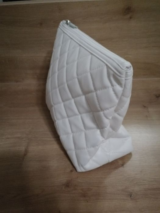 Kosmetyczka biała nowa 21,5 x 10 x 18
