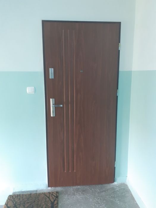 Drzwi z montażem drewniane metalowe do bloku akustyczne Od RĘKI