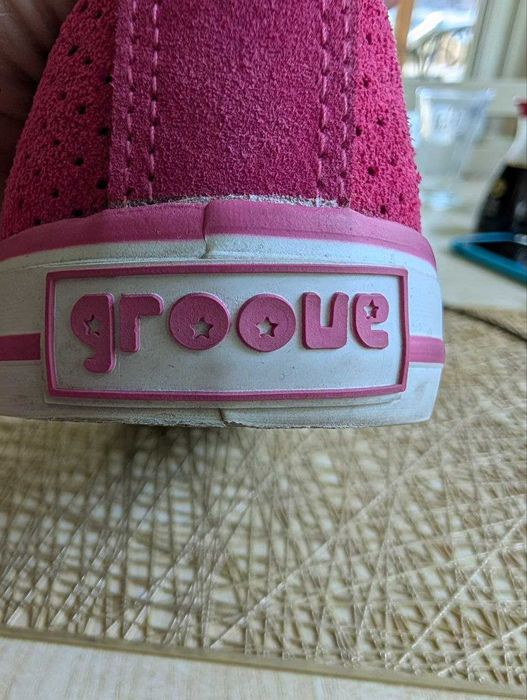 Рожеві жиночі кросівки