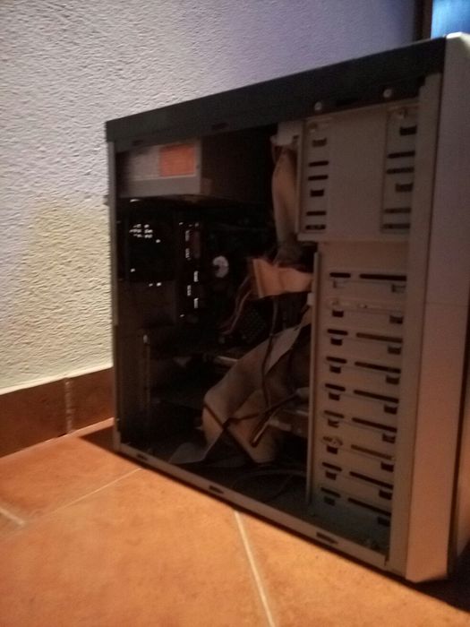Pentium 4, disco, memória RAM, gráfica etc