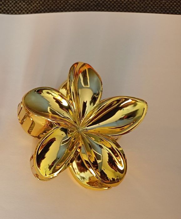 Spinka kwiatek złota