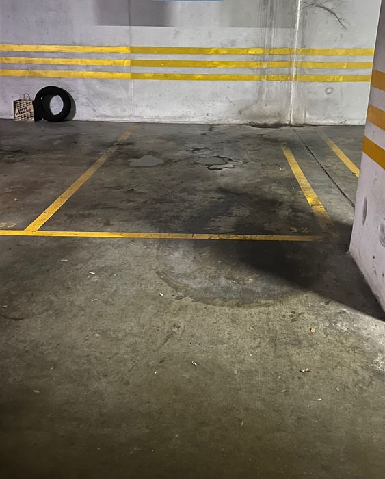 Aluga-se local de garagem Parque das Nações