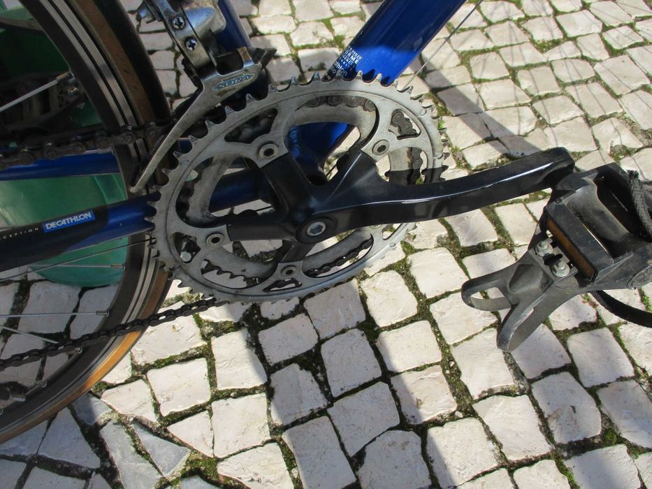 Bicicleta de estrada marca DECATHLON, roda 28, 16 speeds