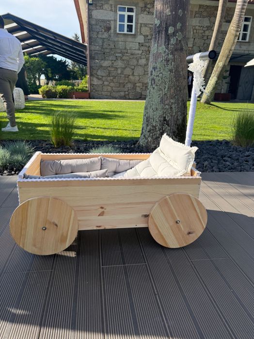 Carinho de madeira feito a mão , para casamento e outros eventos ! Orçamento por mensagem privada! Cor de laço pode mudar-se sobre pedido