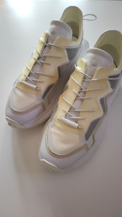 Продаю кроси"STUART WEITZMAN"40р.