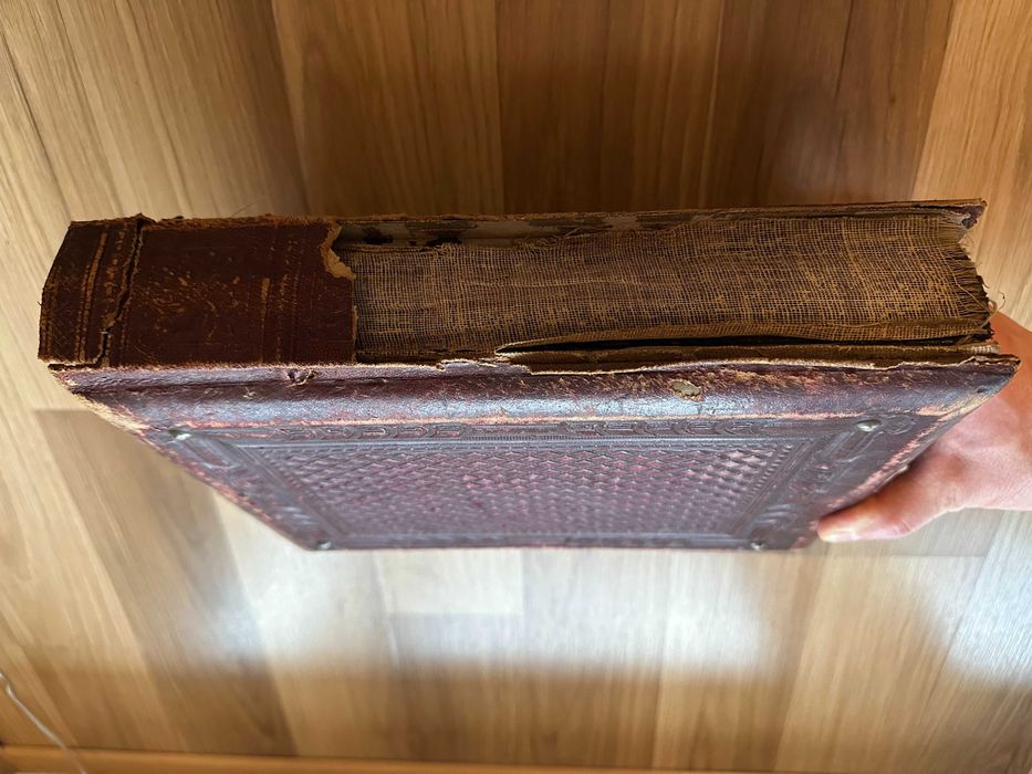 Dawny kolekcjonerski album na zdjęcia. Oprawa ze skóry.