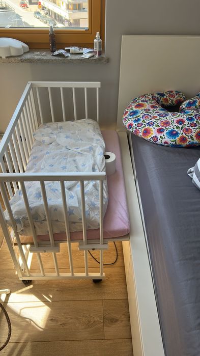 Drewniana dostawka z materacem