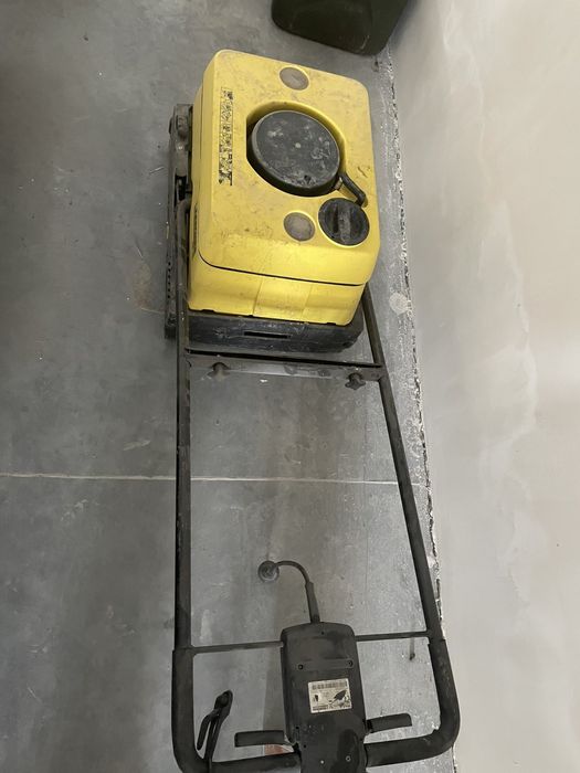 продам підлогомиючу машину керхер br400 в гарному робочому стані