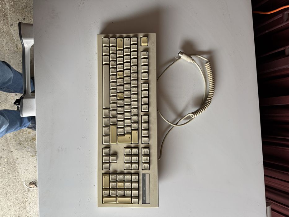 Teclados de computador de secretária antigos