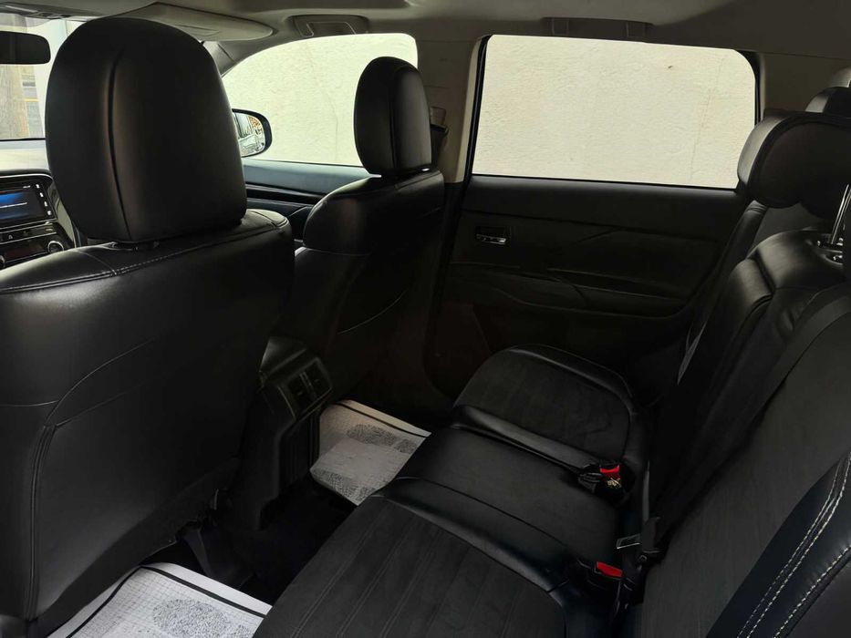 Mitsubishi Outlander      2019